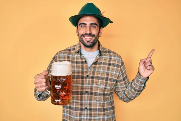 Snygg Hispanic Man Med Skägg Bär Oktoberfest Hatt Dricka Ler — Stockfoto