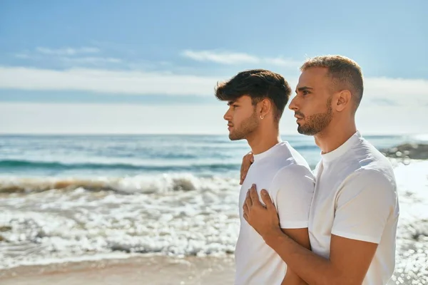 Ciddi Ifadeleri Olan Genç Eşcinsel Bir Çift Sahile Bakıyor — Stok fotoğraf