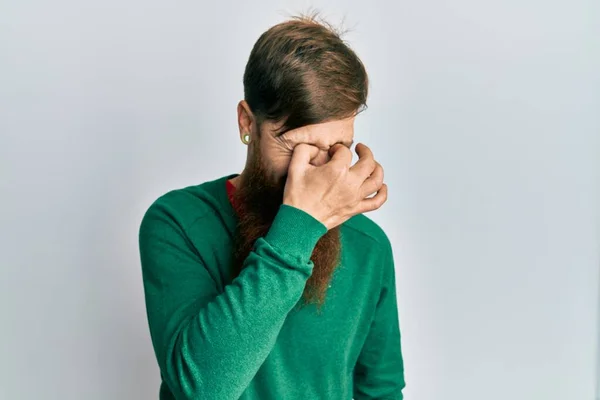 Homem Ruivo Com Barba Comprida Vestindo Roupas Casuais Cansado Esfregando — Fotografia de Stock