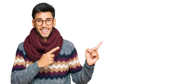 Jovem Homem Bonito Vestindo Camisola Inverno Casual Sorrindo Olhando Para — Fotografia de Stock