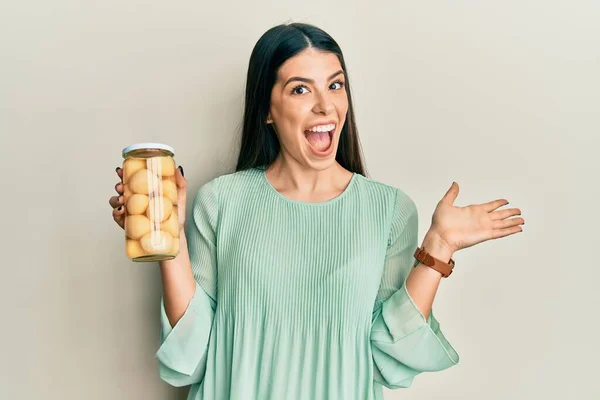 Mulher Hispânica Jovem Segurando Garrafa Com Batatas Cozidas Celebrando Realização — Fotografia de Stock