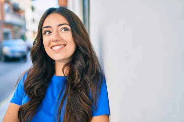 Молода Іспаномовна Жінка Посміхається Щасливим Нахилившись Стіну Місті — стокове фото