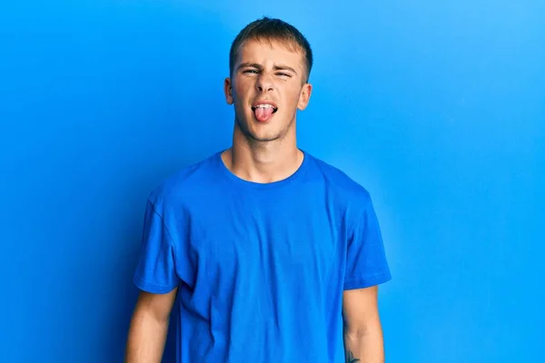 Jonge Blanke Man Draagt Casual Blauw Shirt Steken Tong Uit — Stockfoto