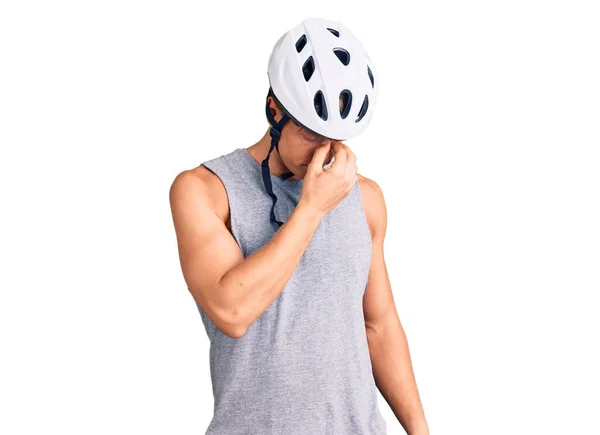 Homem Bonito Jovem Usando Capacete Bicicleta Cansado Esfregando Nariz Olhos — Fotografia de Stock