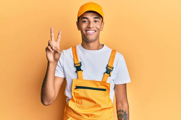 Jovem Homem Afro Americano Bonito Vestindo Uniforme Faz Tudo Sobre — Fotografia de Stock