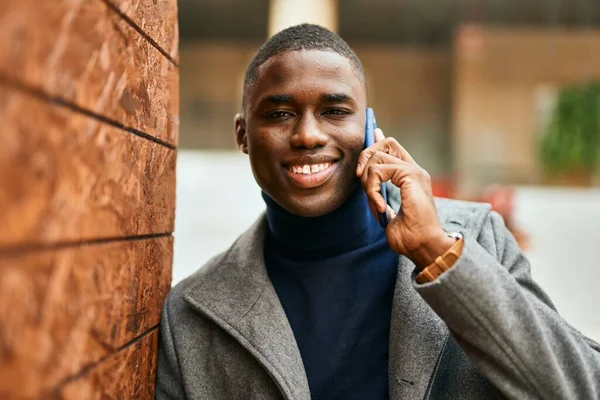 Mladý Africký Američan Šťastně Usmívá Mluvit Smartphone Městě — Stock fotografie