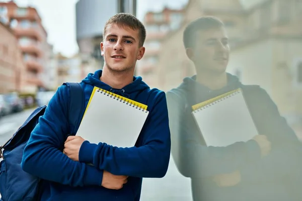 Joven Estudiante Rubia Sonriendo Feliz Sosteniendo Cuaderno Universidad —  Fotos de Stock