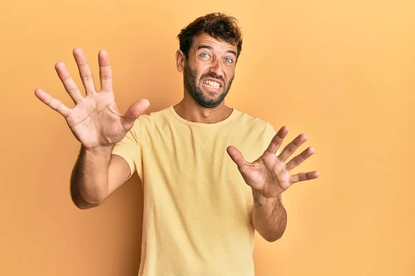 Hombre Guapo Con Barba Vistiendo Camiseta Amarilla Casual Sobre Fondo — Foto de Stock