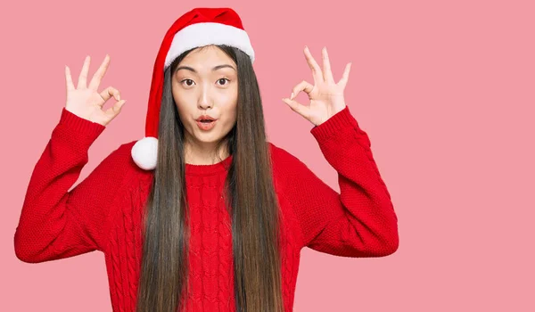 Jovem Chinesa Vestindo Chapéu Natal Olhando Surpreso Chocado Fazendo Símbolo — Fotografia de Stock