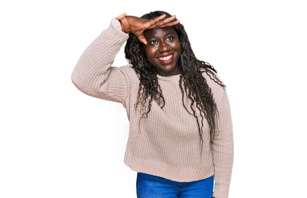 Mujer Africana Joven Con Suéter Lana Invierno Muy Feliz Sonriente — Foto de Stock