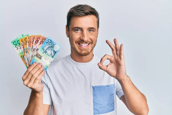 Hombre Caucásico Guapo Sosteniendo Dólares Australianos Haciendo Signo Con Los —  Fotos de Stock