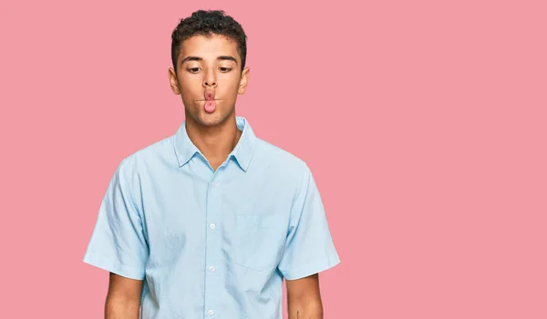 Jovem Bonito Homem Afro Americano Vestindo Roupas Casuais Fazendo Cara — Fotografia de Stock