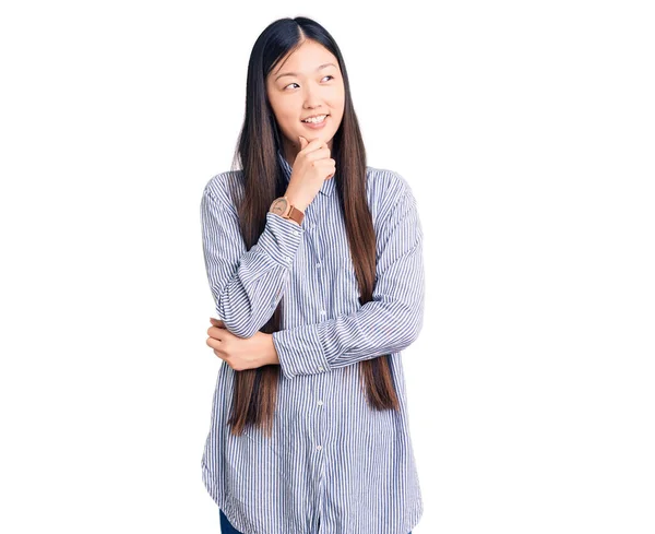 Ung Vacker Kinesisk Kvinna Bär Casual Skjorta Med Hand Hakan — Stockfoto