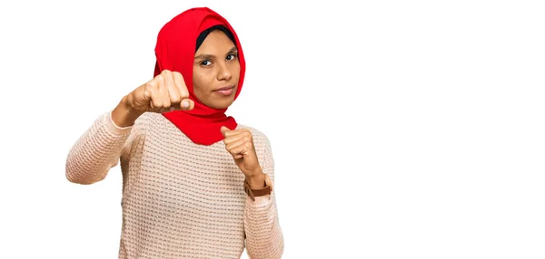 身穿传统伊斯兰头巾的年轻非洲裔美国女人用拳头打斗 挑衅和愤怒的攻击 威胁和暴力 — 图库照片