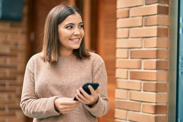 Jovem Hispânica Sorrindo Feliz Usando Smartphone Cidade — Fotografia de Stock