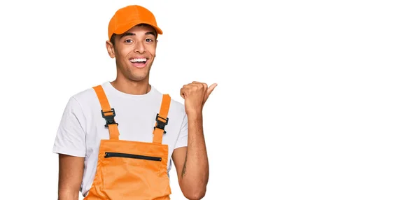 Jovem Homem Afro Americano Bonito Vestindo Uniforme Faz Tudo Sorrindo — Fotografia de Stock