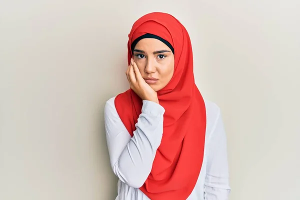 穿着传统伊斯兰头巾的年轻而美丽的恐慌性女孩 满脑子疲惫 对双臂交叉的忧郁症感到厌烦 — 图库照片