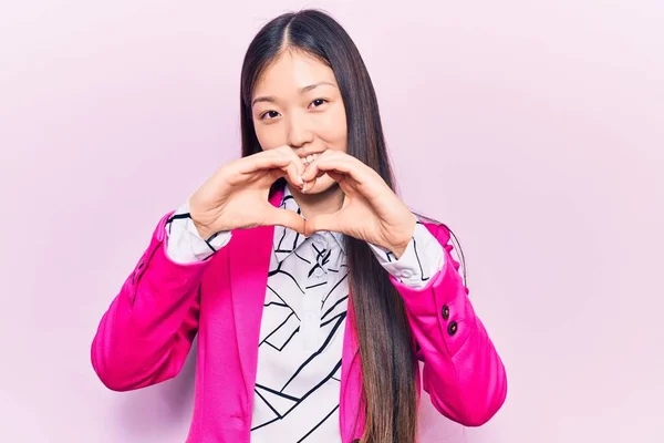 Mladá Krásná Čínská Žena Elegantním Oblečení Úsměvem Lásce Dělá Srdce — Stock fotografie