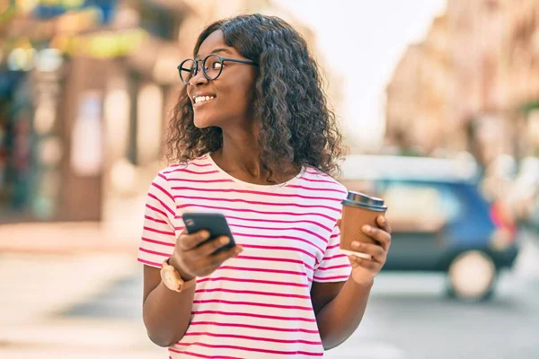 Mladý Africký Americký Dívka Pomocí Smartphone Pití Kávy Městě — Stock fotografie
