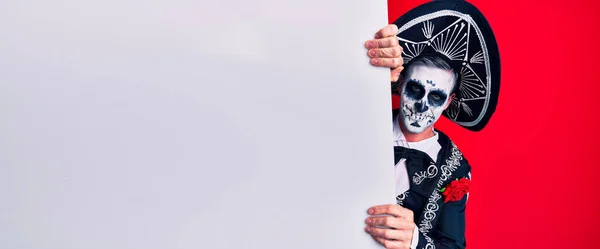 Anak Muda Yang Mengenakan Mexican Hari Kostum Mati Memegang Spanduk — Stok Foto