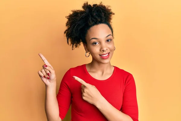 Ung Afrikansk Amerikansk Flicka Bär Casual Kläder Ler Och Tittar — Stockfoto