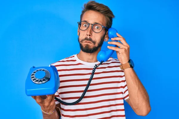 Bel Homme Caucasien Avec Barbe Tenant Téléphone Vintage Joues Gonflées — Photo