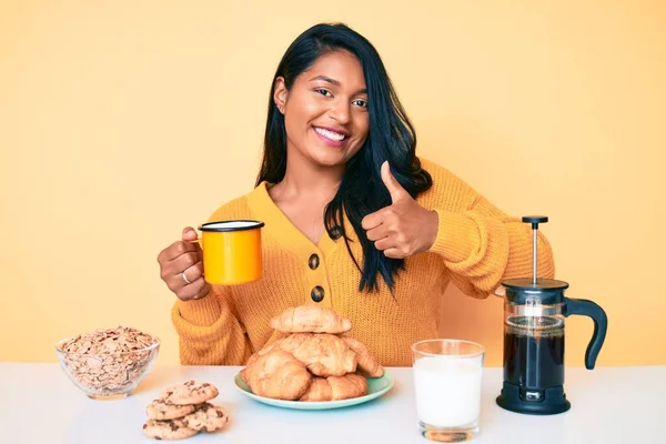 Mulher Latina Bonita Com Cabelos Longos Sentados Mesa Tomando Café — Fotografia de Stock