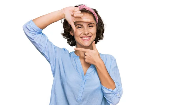 Νεαρή Ισπανίδα Που Φοράει Καθημερινά Ρούχα Χαμογελώντας Κάνοντας Κορνίζα Χέρια — Φωτογραφία Αρχείου