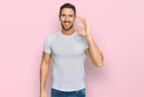 Hombre Guapo Con Barba Vistiendo Camiseta Blanca Casual Sonriendo Positiva —  Fotos de Stock