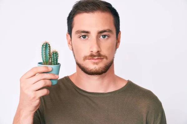Ung Stilig Man Med Liten Kaktus Pott Tänkande Attityd Och — Stockfoto