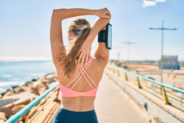 Jeune Sportive Blonde Vue Dos Portant Des Vêtements Sport Étirant — Photo