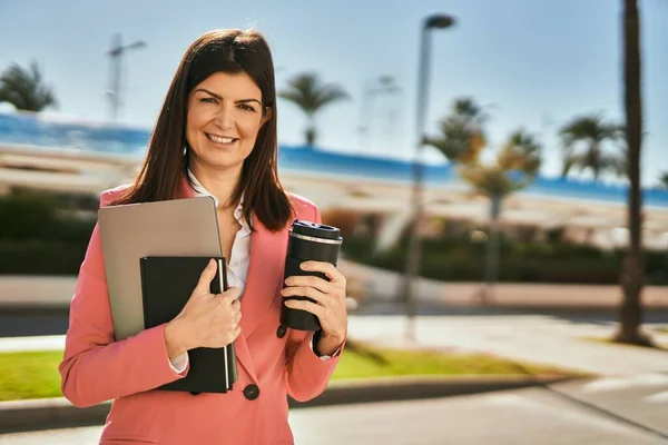 Donna Affari Mezza Età Sorridente Felice All Aperto Executive Possesso — Foto Stock