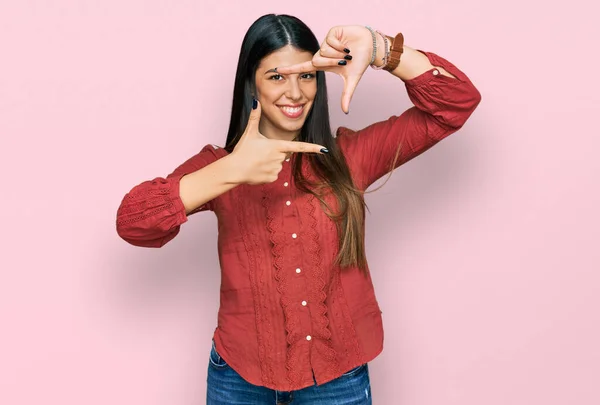 Ung Latinamerikansk Kvinna Klädd Avslappnade Kläder Leende Gör Ram Med — Stockfoto