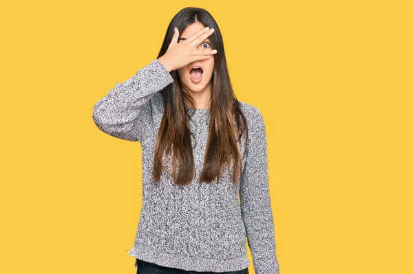 Mujer Morena Joven Vistiendo Suéter Casual Invierno Asomándose Shock Cubriendo —  Fotos de Stock