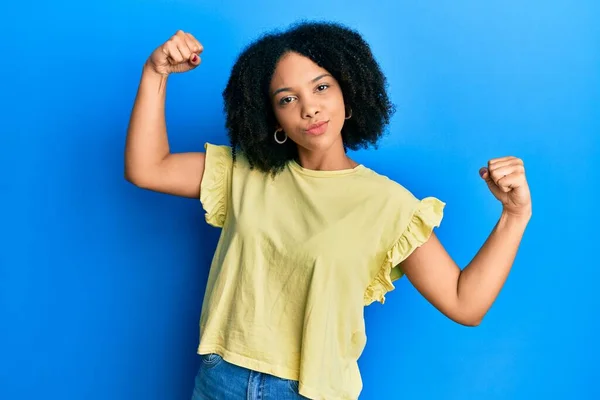 Ung Afrikansk Amerikansk Flicka Klädd Avslappnade Kläder Visar Armar Muskler — Stockfoto
