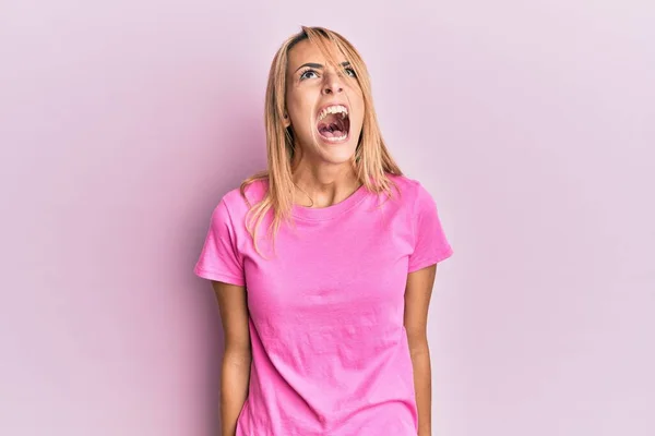 Mooie Blonde Vrouw Draagt Casual Roze Tshirt Boos Gek Schreeuwen — Stockfoto