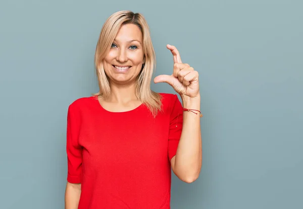 Middle Age Caucasian Woman Wearing Casual Clothes Smiling Confident Gesturing — Stock Photo, Image