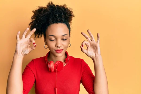 Chica Afroamericana Joven Escuchando Música Usando Auriculares Relajarse Sonreír Con —  Fotos de Stock