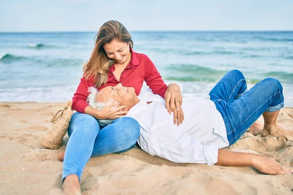 Middelbare Leeftijd Hispanic Paar Glimlachen Gelukkig Knuffelen Zitten Aan Het — Stockfoto