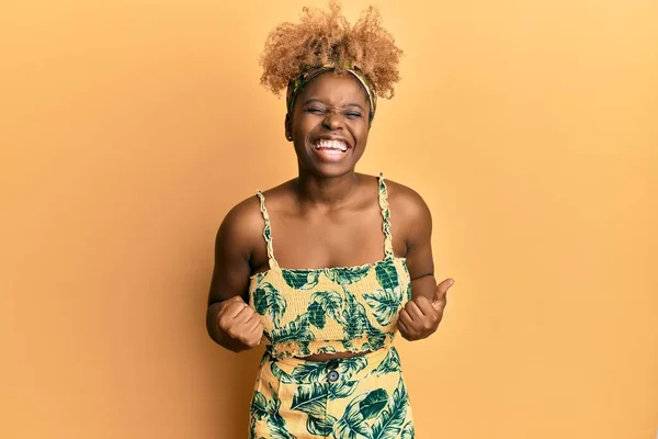 Молодая Африканская Женщина Афроволосами Летнем Платье Счастлива Взволнована Делая Жест — стоковое фото
