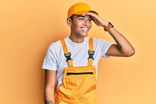 Ung Stilig Afrikansk Amerikansk Man Bär Handyman Uniform Över Gul — Stockfoto