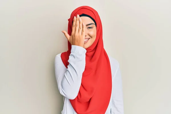 Jovem Bela Menina Hispânica Vestindo Tradicional Lenço Islâmico Hijab Cobrindo — Fotografia de Stock