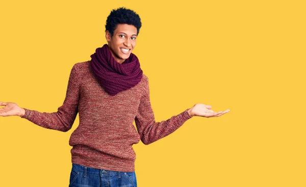 Giovane Uomo Afroamericano Indossa Casual Maglione Invernale Sciarpa Sorridente Mostrando — Foto Stock