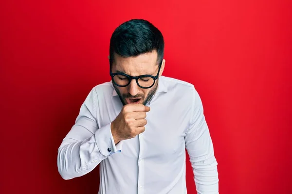 Ung Latinamerikansk Affärsman Klädd Skjorta Och Glasögon Mår Dåligt Och — Stockfoto