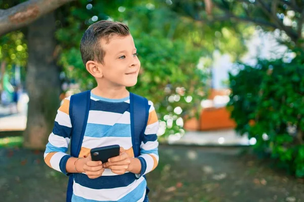 Bedårande Kaukasiska Student Pojke Ler Glad Med Smartphone Parken — Stockfoto