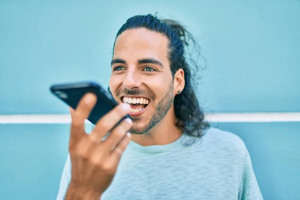 Junger Hispanischer Mann Lächelt Fröhlich Und Spricht Auf Dem Die — Stockfoto