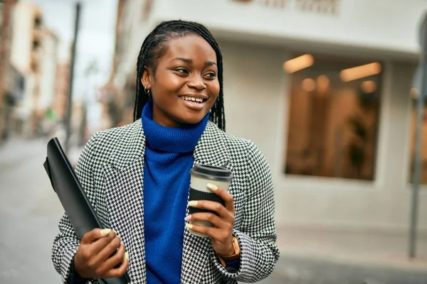 Joven Mujer Negocios Afroamericana Sonriendo Feliz Bebiendo Café Ciudad —  Fotos de Stock