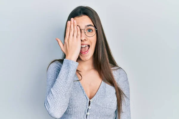 Mladá Brunetka Teenager Sobě Ležérní Svetr Brýle Zakrývající Jedno Oko — Stock fotografie