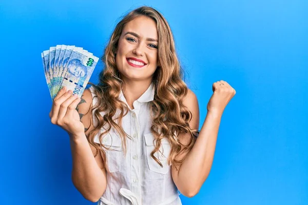 Jovencita Rubia Sosteniendo Billetes Rand Sudafricanos Gritando Orgullosa Celebrando Victoria — Foto de Stock