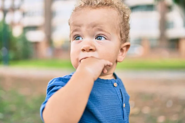 Trauriger Kleiner Junge Der Einem Sonnigen Tag Park Mit Den — Stockfoto